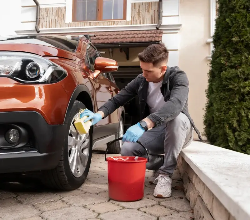 Lavage auto à domicile Le Grez : professionnel intervenant sur un véhicule